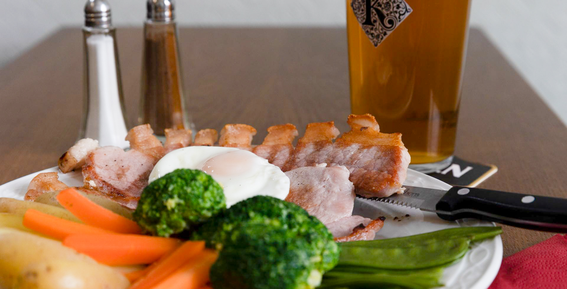 10 oz Gammon steak served with chips or potatoes, salad or vegetables, egg or pineapple